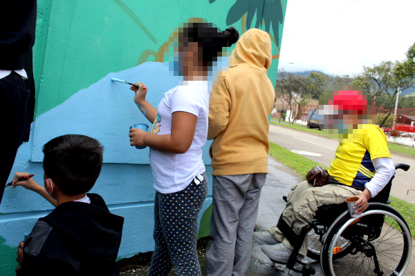 Niños pintando muro con tema ecológico