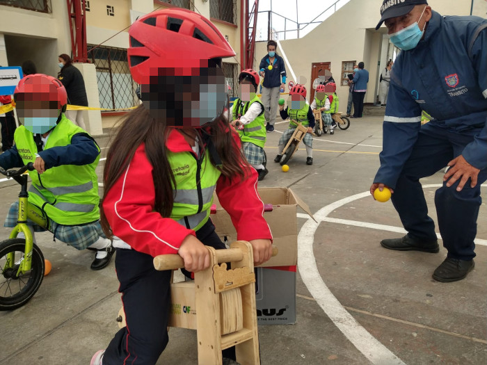 Menores siendo instruidos en uso de la bicicleta