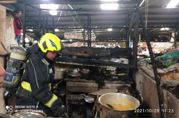 Bombero atendiendo emergencia por incendio en mercado El Potrerillo