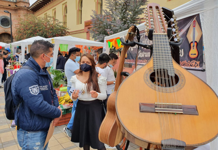 Personas participando de Semana de la Innovación en la plaza de San Andŕes