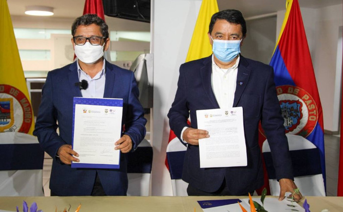 Alcalde de Pasto y Alcalde de la Provincia de Huamanga firmando documentos de internacionalización