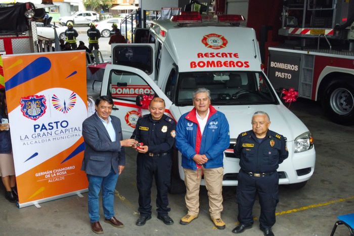 Germán Chamorro de la Rosa entrega al Cuerpo de Bomberos Voluntarios un vehículo de rescate tipo ambulancia para apoyar los eventos y emergencias