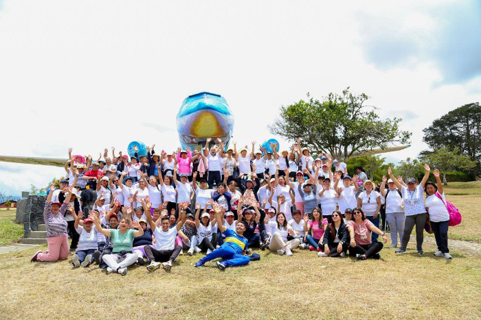 jornadas lúdicas en el parque recreacional 'Un Sol Para Todos' con los beneficiarios de los diferentes grupos del Centro Vida