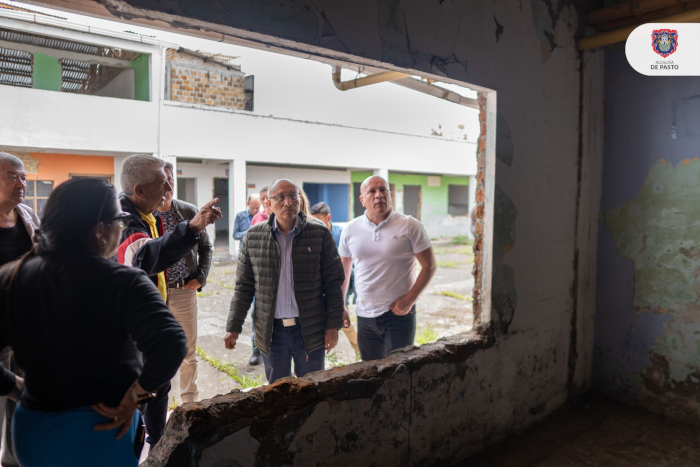 Alcalde Nicolás Toro visitó el colegio Hermógenes Zarama y anunció el mejoramiento de su infraestructura