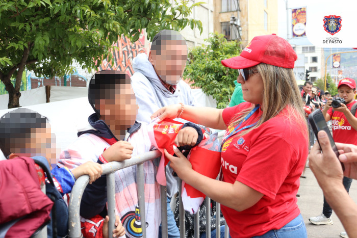 Personas recibiendo publicidad sobre campaña de uso de la polvora