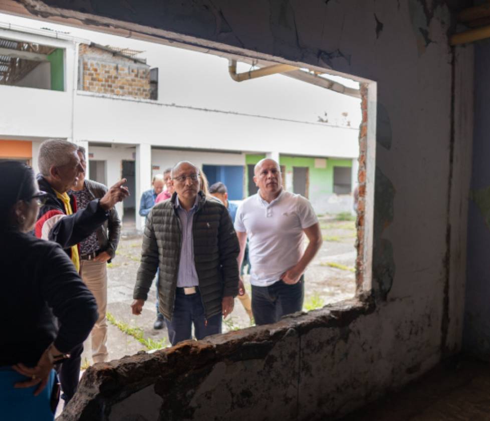 Alcalde Nicolás Toro visitó el colegio Hermógenes Zarama y anunció el mejoramiento de su infraestructura