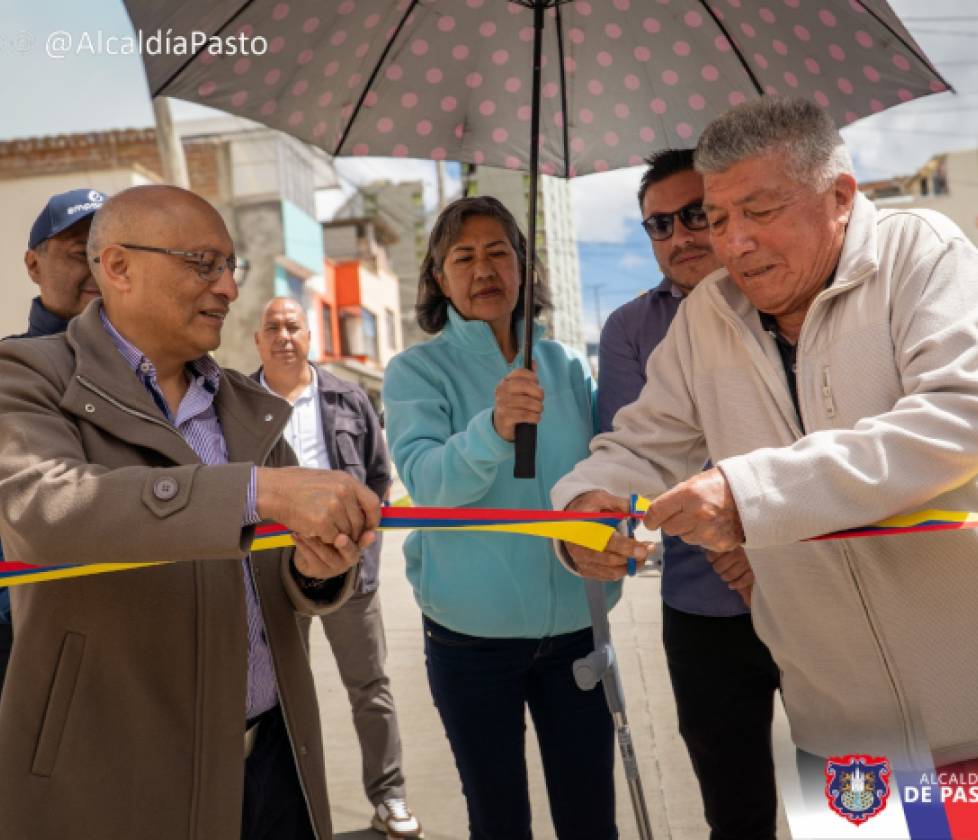 Alcalde Nicolás Toro entregó las obras de pavimentación de 300 metros en el barrio Villa Ángela 