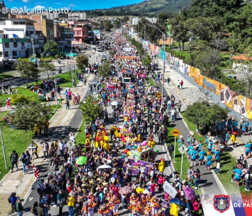 Más de 2.300 estudiantes llenaron de música y color las calles de Pasto durante el Carnaval de la Alegría Estudiantil